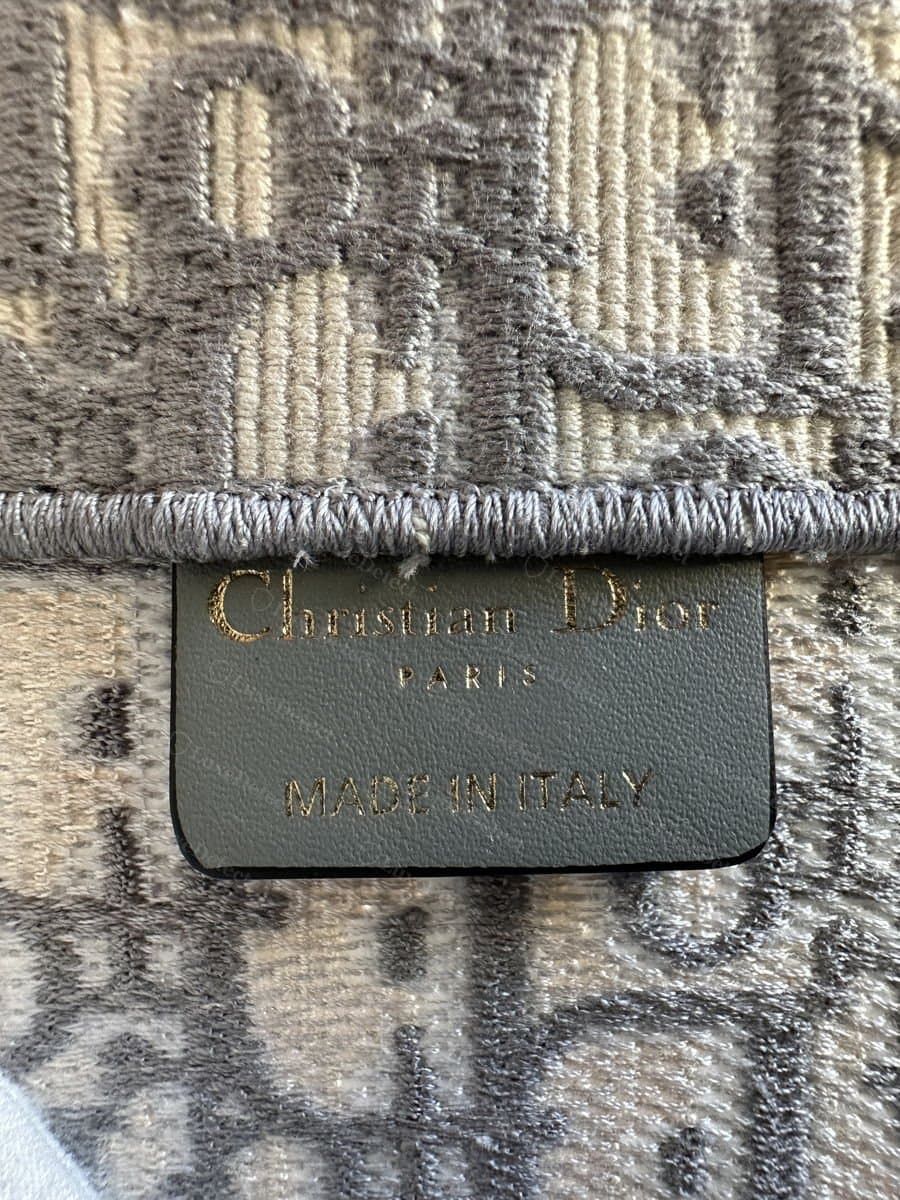 Authentic handle base: a clean, tightly bound jacquard edge with an even thread knot.