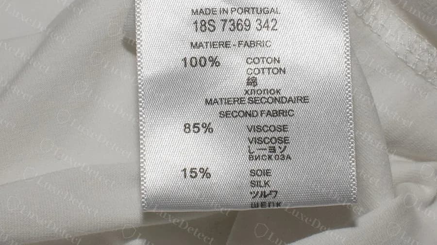 Etiqueta de una camiseta Dior falsa: Made in Portugal, código 18S 7369 342, 100% algodón con un segundo tejido de 85% viscosa y 15% seda
