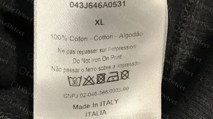 Étiquette d'entretien d'un hoodie Dior authentique : numéro à cinq chiffres, code de style, taille, composition trilingue, icônes d'entretien, ligne CNPJ et Made in Italy
