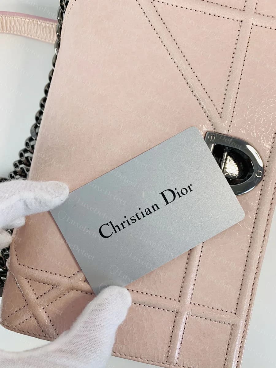 Christian Dior authenticity card held against a blush-pink Diorama flap, alongside the chain strap and CD clasp
