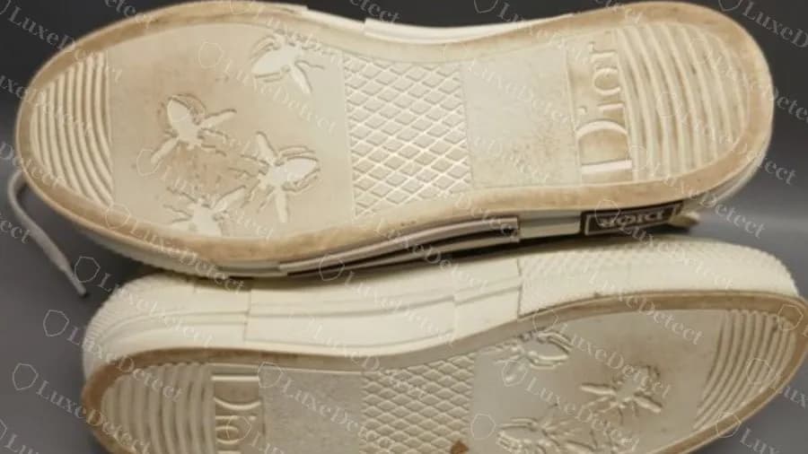 Suela de un Dior B23 original, abejas en relieve, un parche de rejilla y un script Dior en el talón