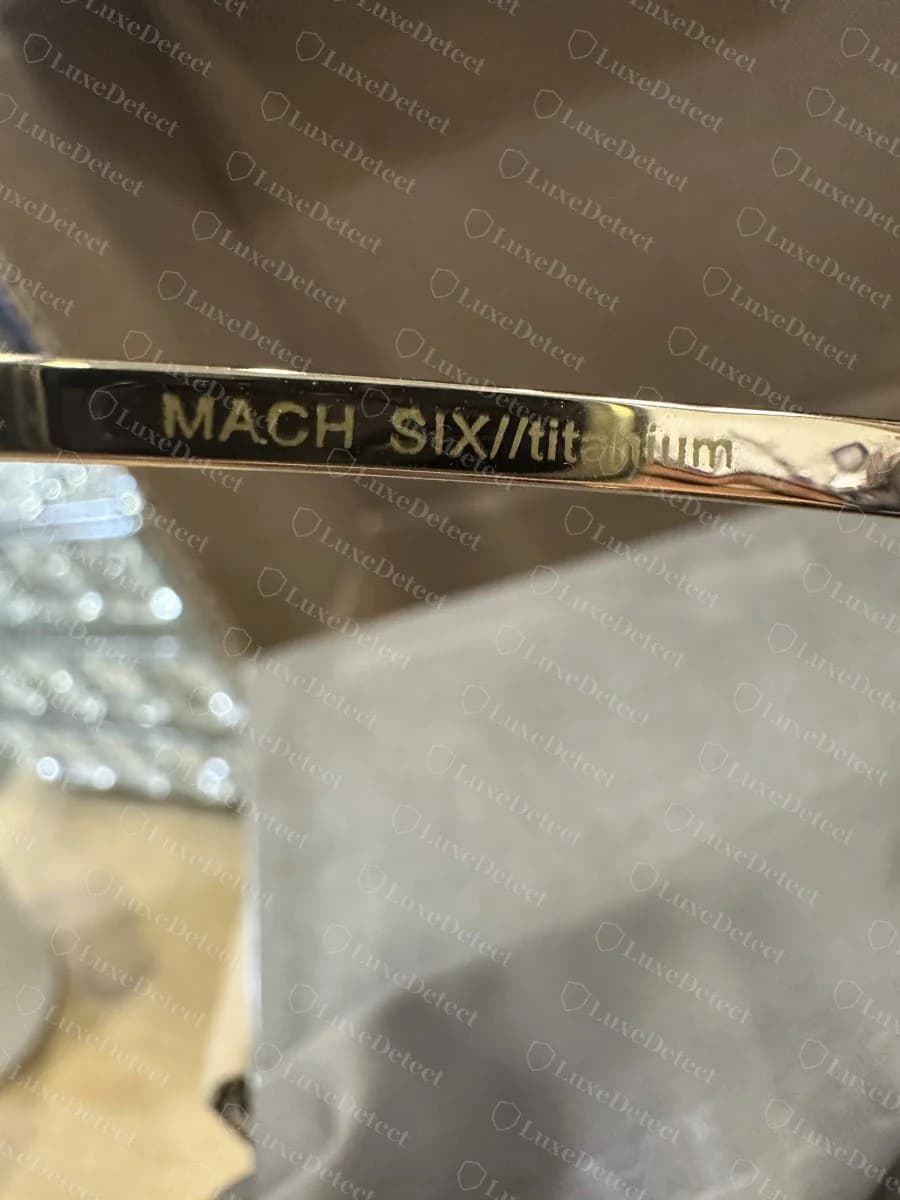 Haste do DITA Mach Six original gravada “MACH SIX//titanium” ao longo do interior de uma haste de titânio dourada