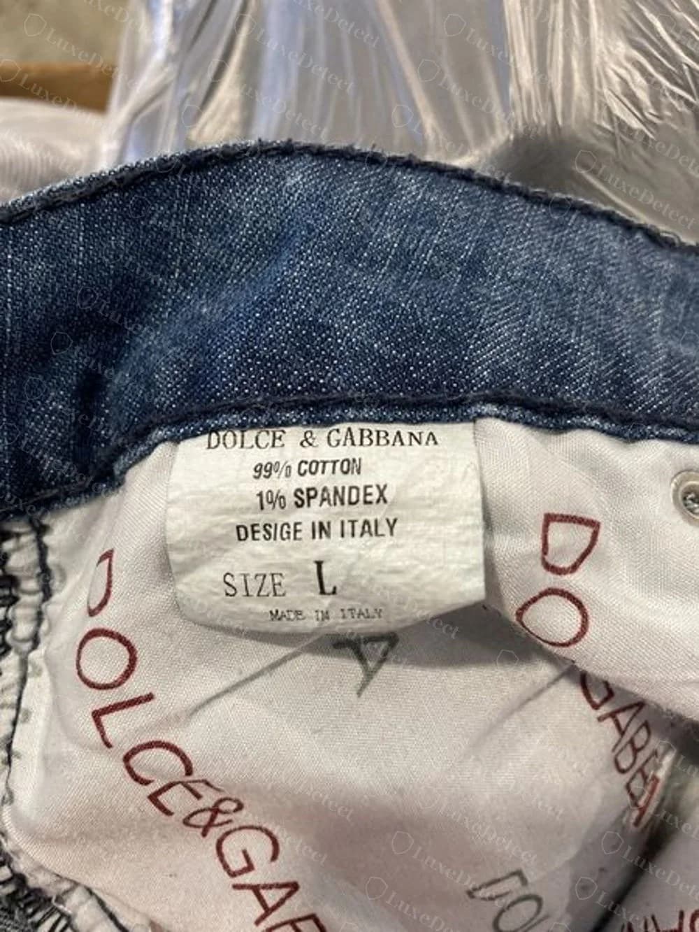 Jeans Dolce & Gabbana contraffatti: un’etichetta del collo stampata DESIGE IN ITALY, con MADE IN ITALY in caratteri piccoli sotto