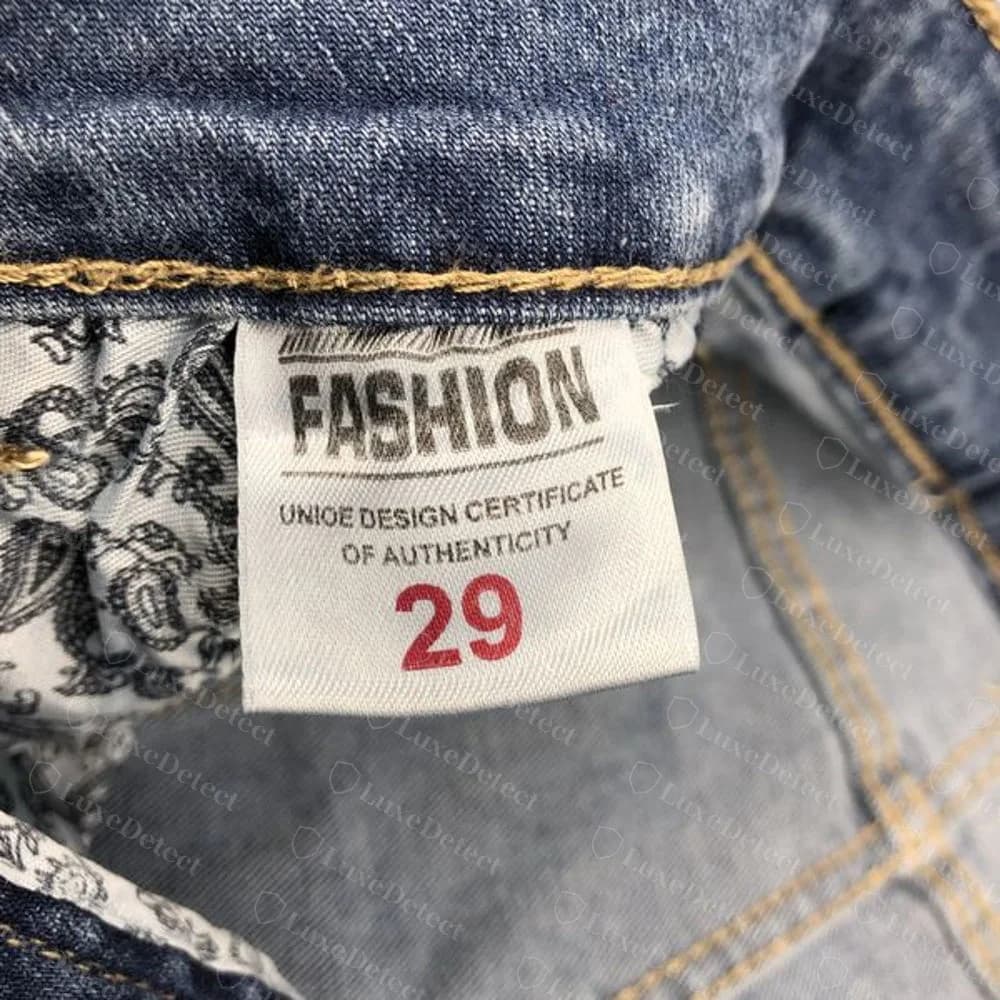 Vaqueros Dolce & Gabbana falsos: una etiqueta con el texto FASHION, UNIOE DESIGN CERTIFICATE OF AUTHENTICITY y la talla 29