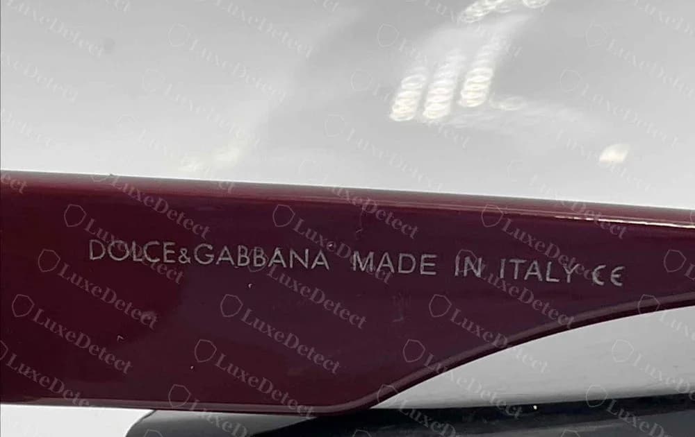 Armação falsificada com impressão de marca plausível: DOLCE&GABBANA MADE IN ITALY CE em uma haste bordô, correta por si só