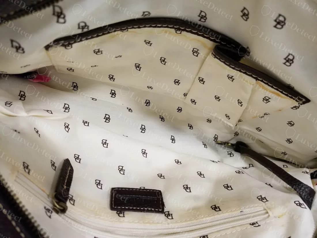 Bolso Signature falso: un forro crema estampado con logos DB marrones en ángulos aleatorios