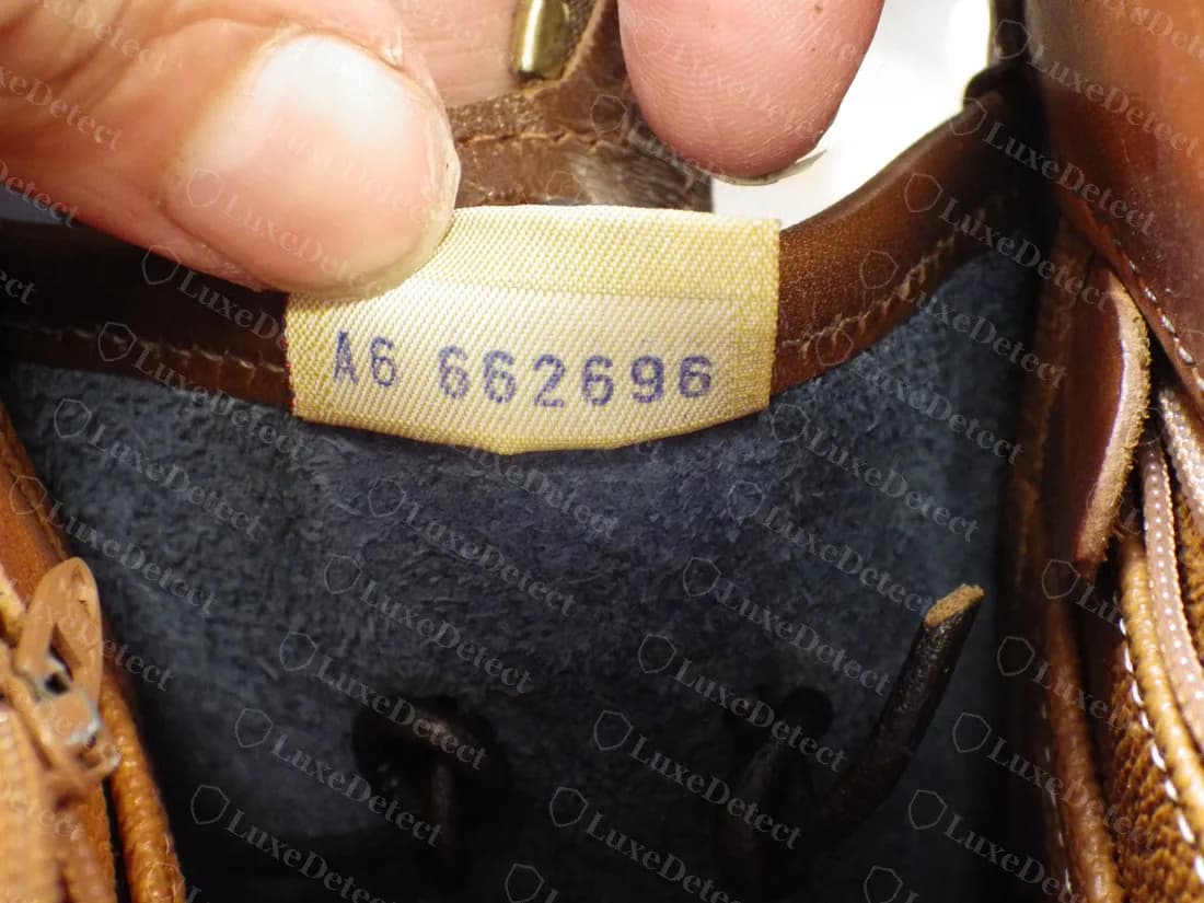 Etiqueta de registro vintage All-Weather Leather original en el mismo bolso: un número de serie con el formato letra, dígito, espacio y seis dígitos (A6 662696)