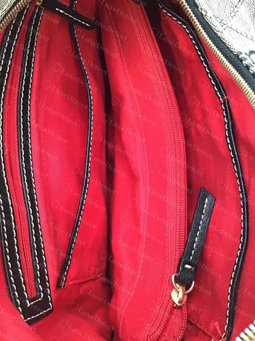 Tote Signature original: un forro de sarga roja lisa sin logo estampado, bajo bolsillos negros con borde de piel