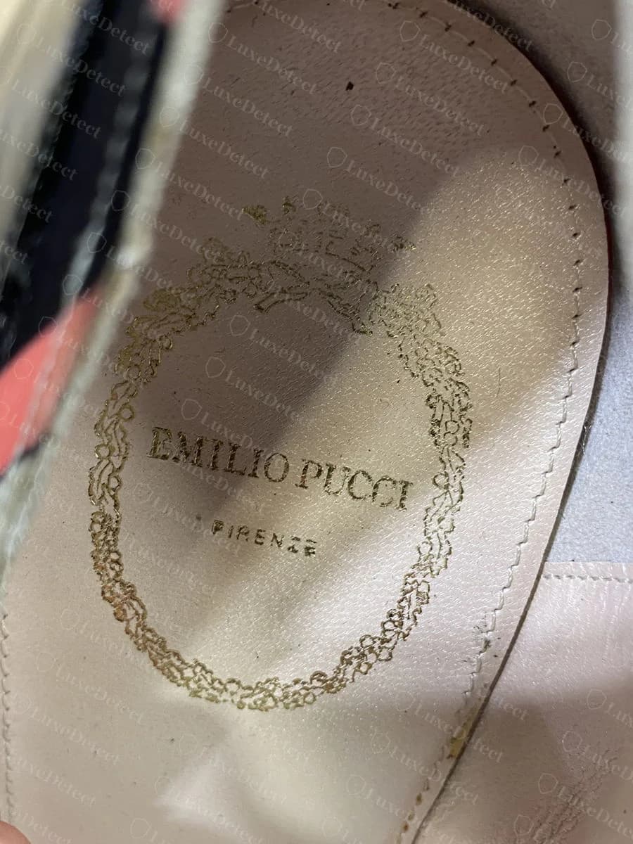 Carimbo oval de louros em folha dourada na palmilha Emilio Pucci original, com uma coroa e as palavras EMILIO PUCCI FIRENZE, em uma palmilha de couro rosa