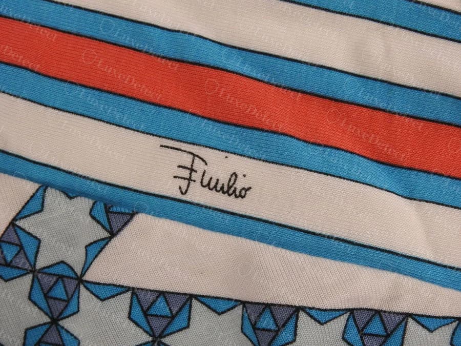 Assinatura “Emilio” impressa em letra cursiva preta Emilio Pucci original dentro de uma estampa listrada em azul, branco e vermelho