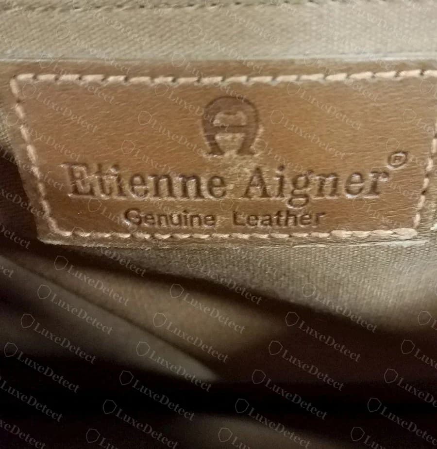 Parche de forro de piel marrón cosido de Etienne Aigner original, con la A en herradura, Etienne Aigner con una marca registrada y Genuine Leather debajo
