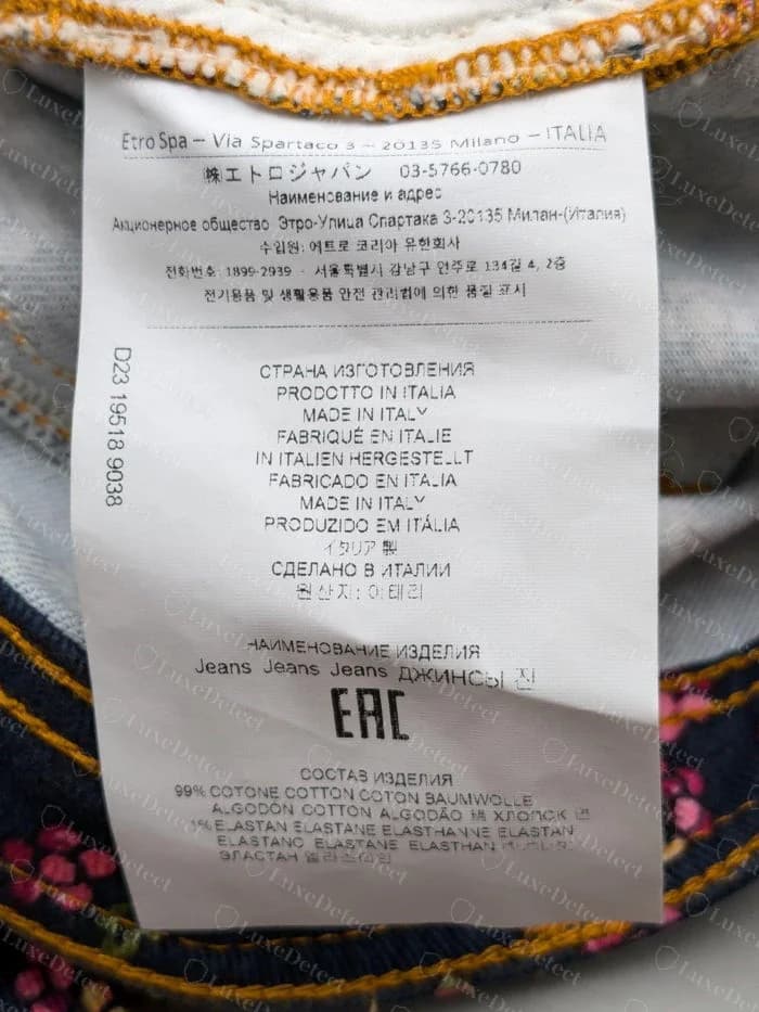 Etiqueta de cuidados branca Etro original em um jeans listando o endereço da Etro Spa em Milão, depois made in Italy e a composição em vários idiomas
