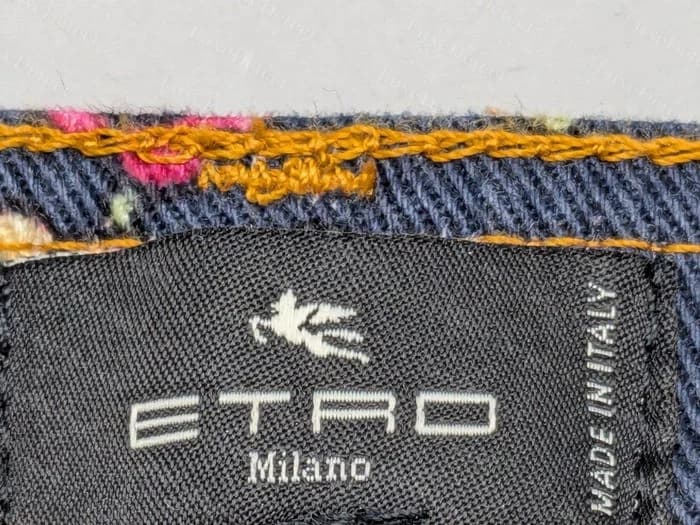 Etiqueta de pescoço tecida preta Etro original em um jeans, um cavalo branco acima de ETRO Milano, com MADE IN ITALY descendo pela borda direita