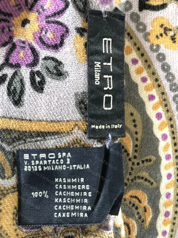 Etiquetas tecidas pretas Etro originais em um lenço de cashmere, uma com ETRO Milano Made in Italy e outra com o endereço da Etro Spa e 100% kashmir em seis idiomas