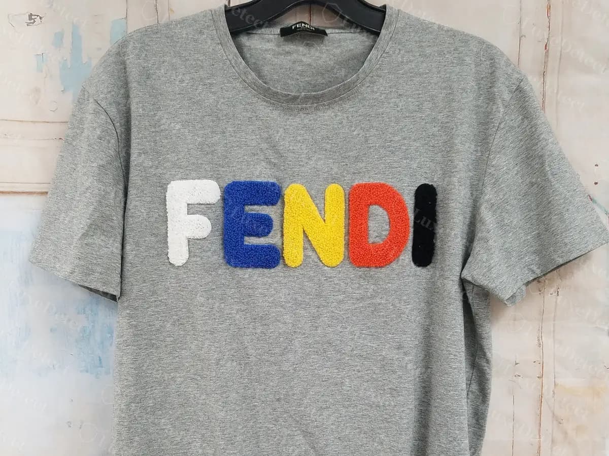 Camisetas Fendi originales vs falsas: etiquetas con holograma, etiquetas de cuidado y etiquetas del cuello (2026)