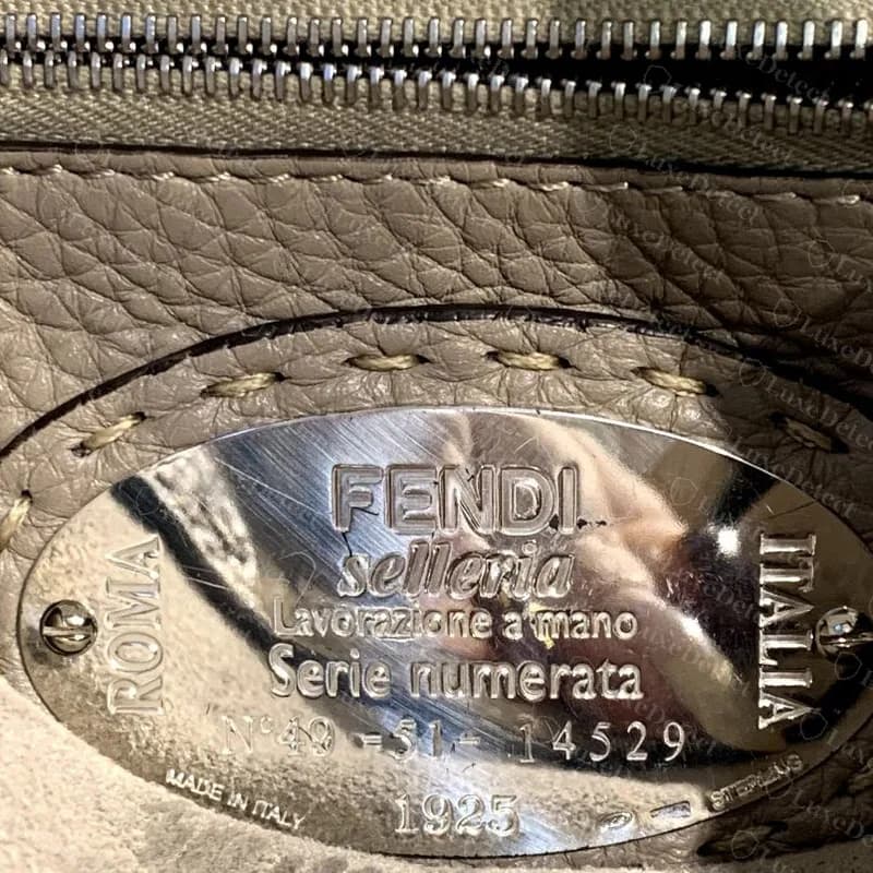 Placa oval de uma Peekaboo Selleria original: FENDI selleria, Lavorazione a mano, Serie numerata, um número e 1925, com ROMA e ITALIA nas laterais