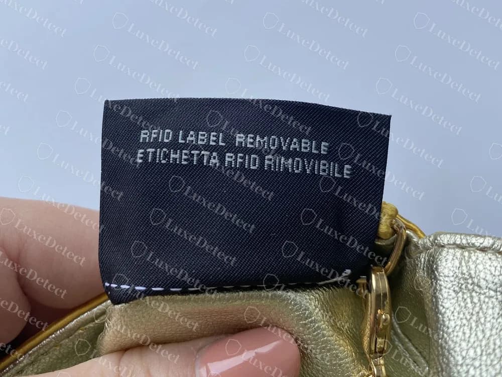 Una etiqueta Fendi genuina RFID LABEL REMOVABLE: una pestaña negra tejida con el texto RFID LABEL REMOVABLE y ETICHETTA RFID RIMOVIBILE