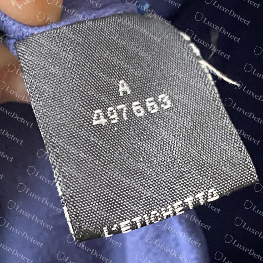 Un segundo bolso Fendi falsificado con una etiqueta tejida lisa impresa con A 497663 y L'ETICHETTA, sin adhesivo holográfico