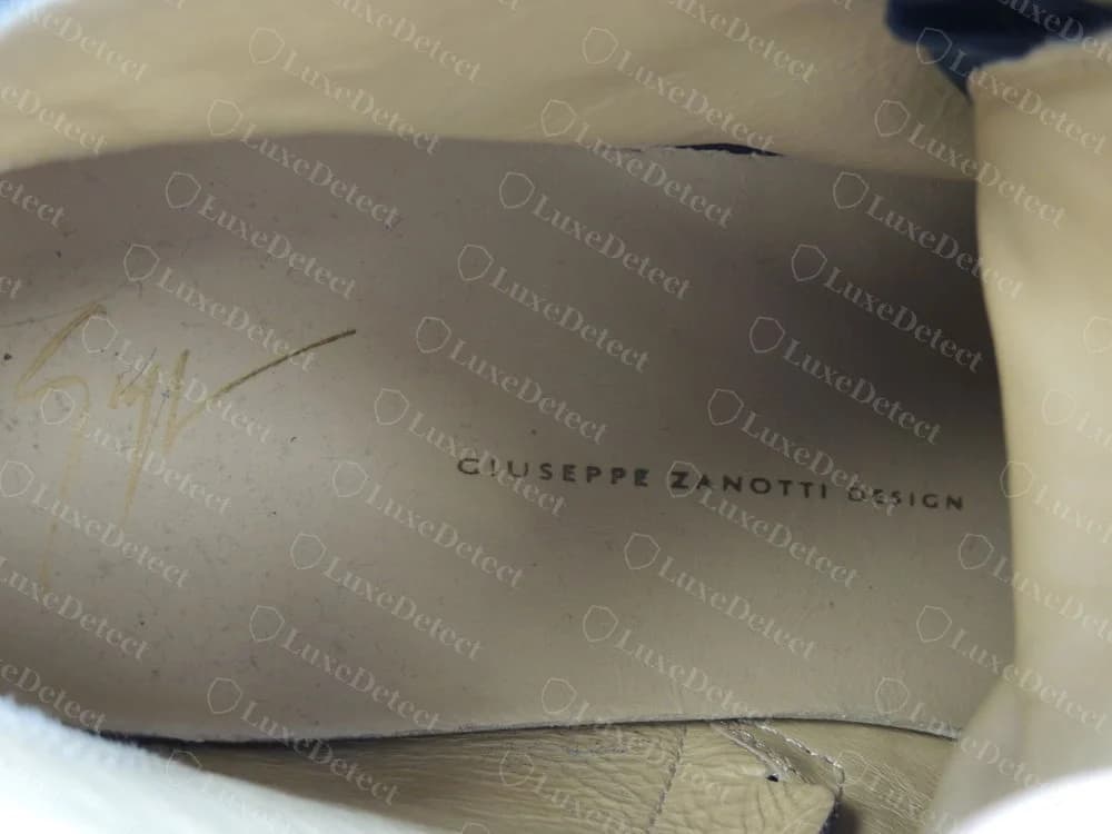 Plantilla original de Giuseppe Zanotti sobre un forro de piel color canela con una firma dorada en cursiva y las palabras GIUSEPPE ZANOTTI DESIGN impresas en versalitas oscuras