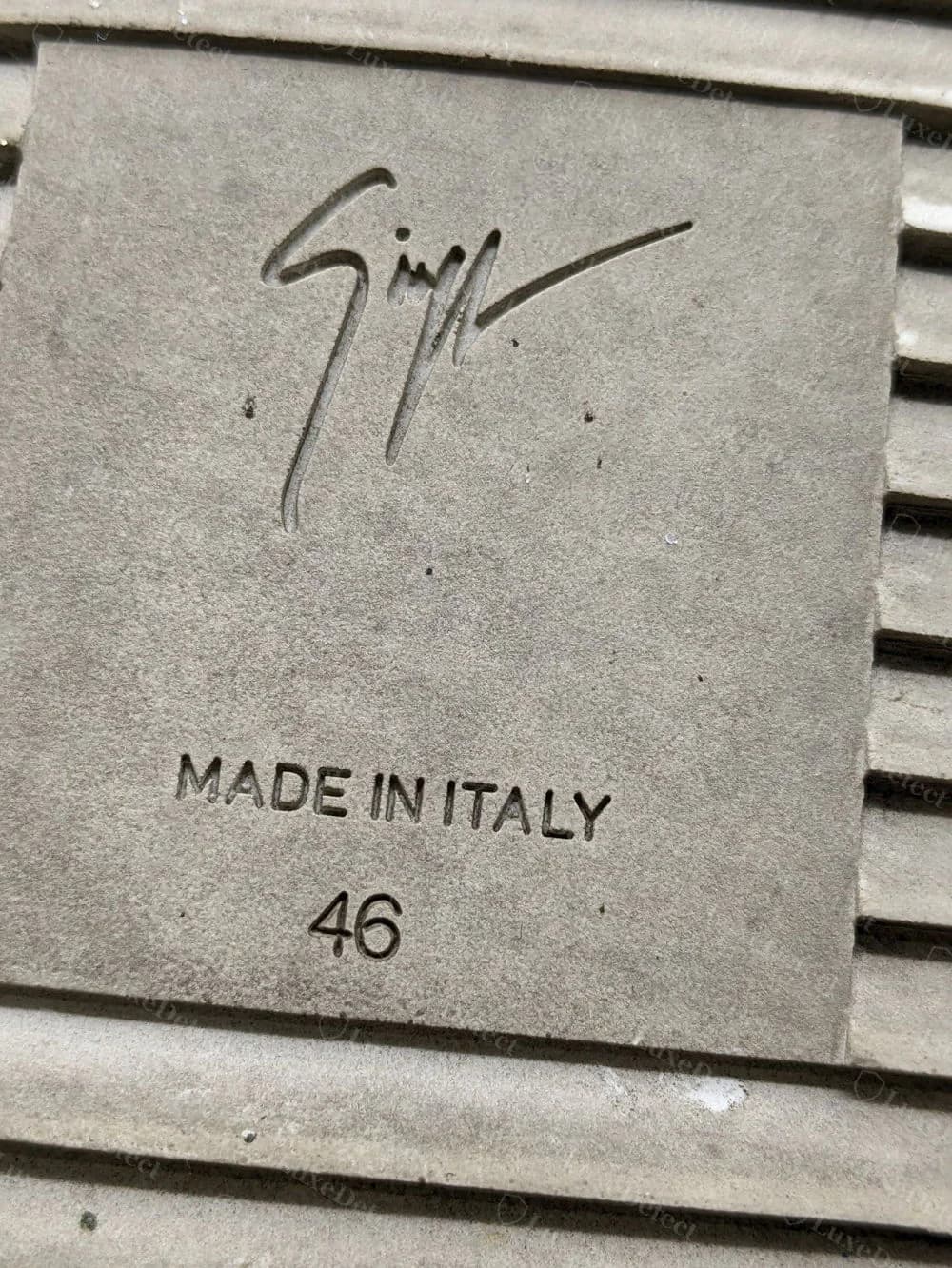 Echte Giuseppe Zanotti Rippensohle mit quadratischem Patch, der die Signatur, MADE IN ITALY und die Größe 46 zeigt