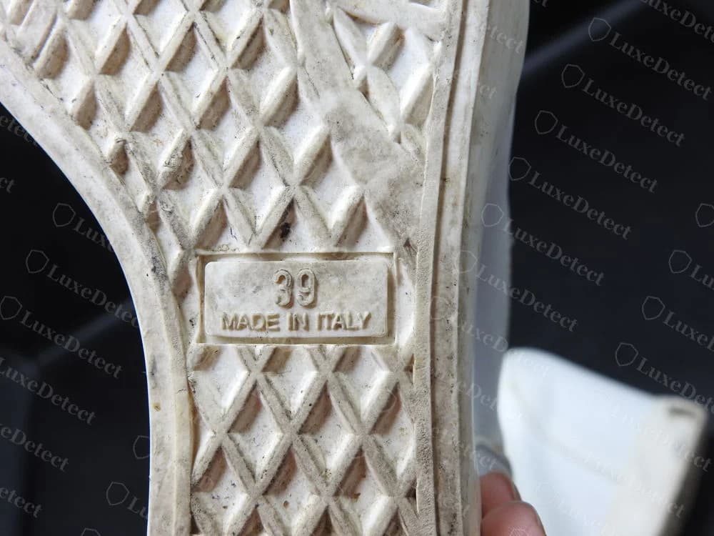 Sohle eines echten Giuseppe Zanotti Addy Keil-Sneakers mit einem kleinen Feld, das die Größe 39 über MADE IN ITALY auf einem Keil mit Rautenmuster zeigt