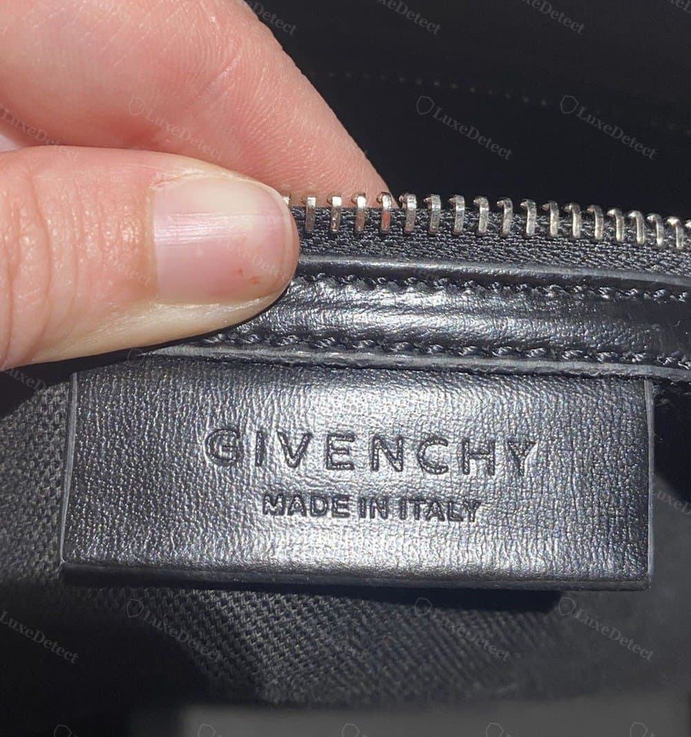 Lengüeta interior de un Givenchy Antigona falso bien hecho: el texto y la disposición se parecen tanto que la lengüeta por sí sola no delataría este bolso