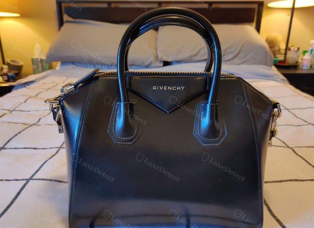 Counterfeit Givenchy Antigona front-on — sides read fuller and rounder, base corners are softer, the zipped top line sags rather than staying straight