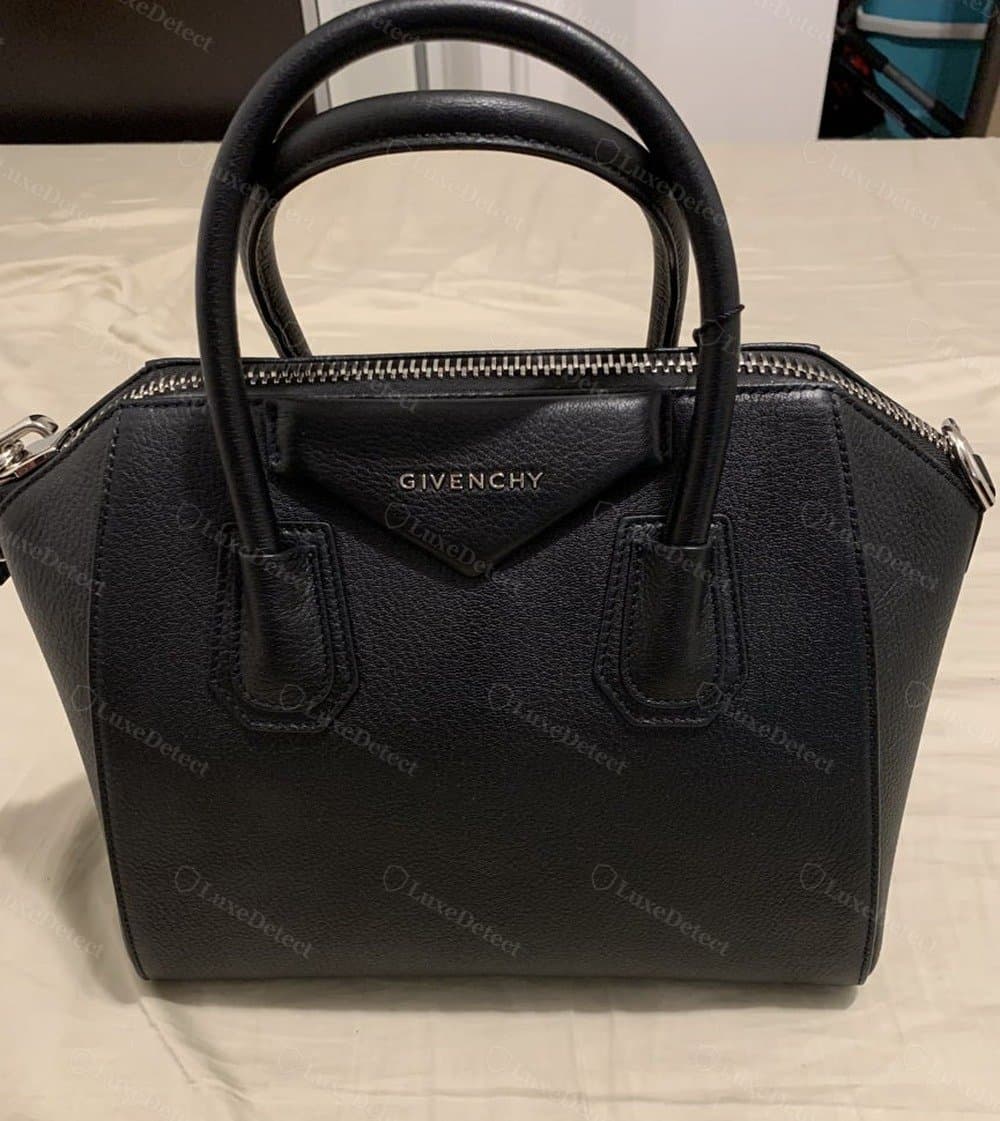 Givenchy Antigona original de frente: cuerpo trapezoidal de laterales planos, esquinas de la base nítidas y definidas, parte superior cerrada en línea recta