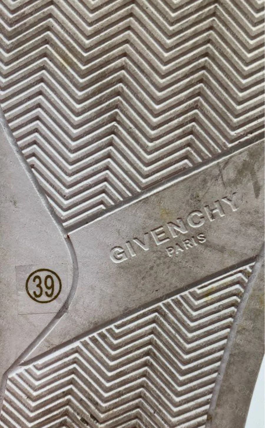 Counterfeit Givenchy outsole with a circled size 39 beside the GIVENCHY PARIS logo