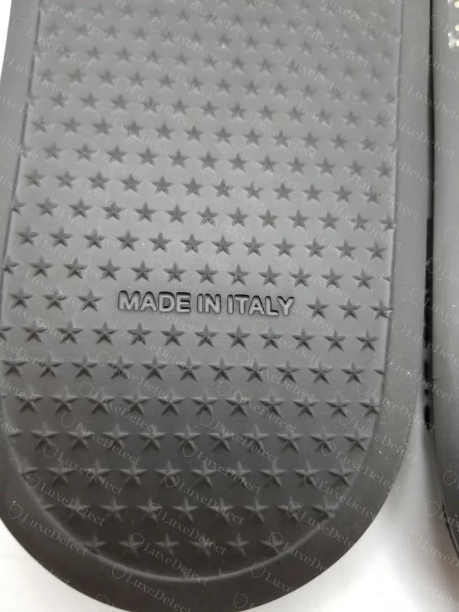 Suela original de una slide Givenchy con logo, con patrón de estrellas y MADE IN ITALY moldeado en la goma