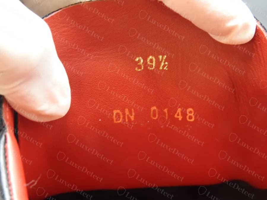 Punzone di una Givenchy con lacci contraffatta che copia il formato originale, taglia 39½ seguita da DN 0148