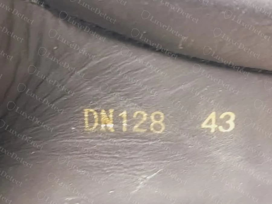 Punzone di una low-top Givenchy contraffatta con la scritta DN128 seguita dalla taglia 43