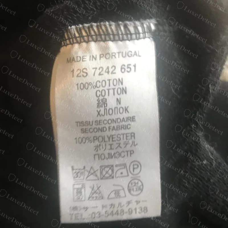 Sudadera con capucha Givenchy Rottweiler original, etiqueta de cuidados de una época anterior: una línea de temporada y número (12S 7242 651), una línea de segundo tejido y la línea del importador japonés (株)サードカルチャー con un número de teléfono de Tokio. Las falsificaciones del mismo diseño también copian esta etiqueta.