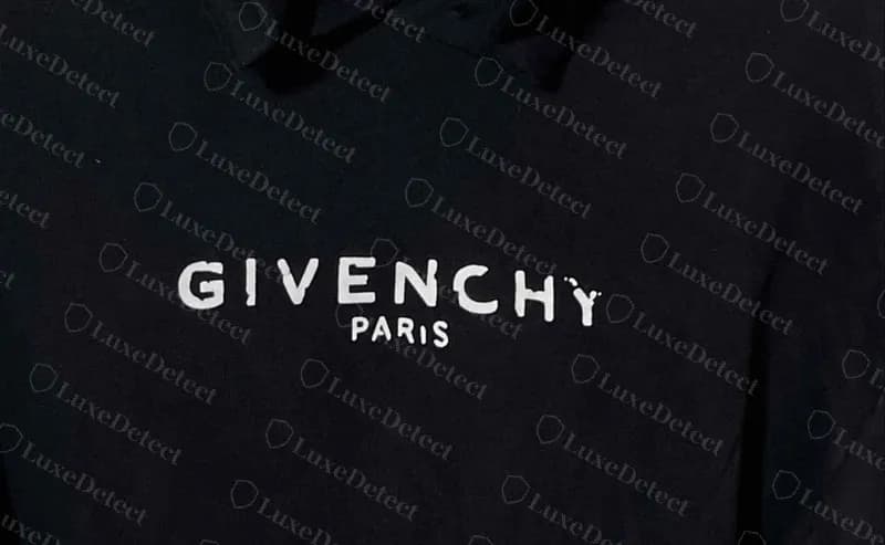 Sudadera con capucha Givenchy con logo falsa, con el mismo estampado descascarillado y la Y partida. El desgaste por sí solo no la distingue de la original.
