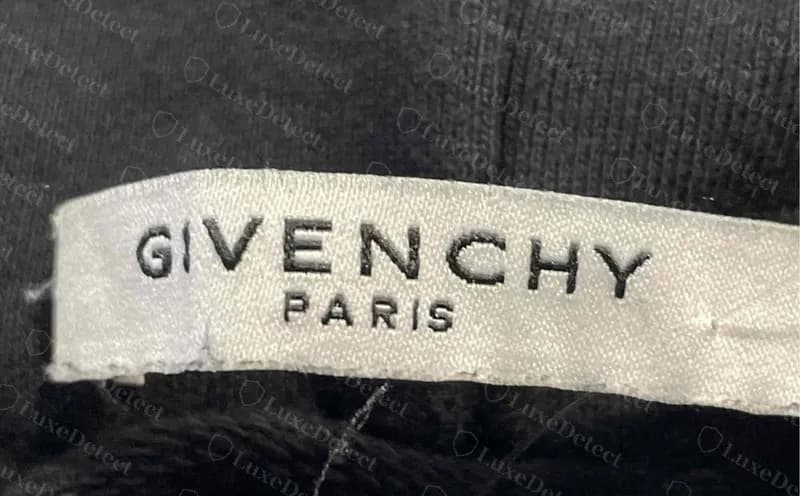 Étiquette de col d'un hoodie Givenchy contrefait, assez proche de l'authentique pour que nous ne puissions pas la dire fausse d'après le seul lettrage.