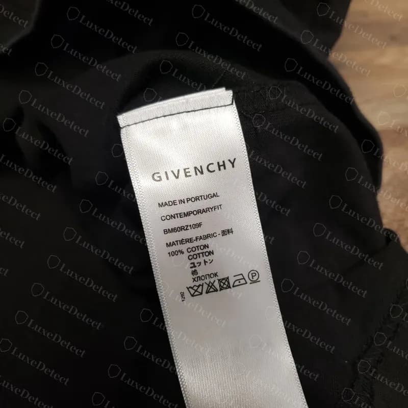 T-shirt Givenchy contrefait, d'une autre commande et d'un autre type de vêtement, portant la même mention CONTEMPORARYFIT et le même code de style BM60RZ109F.