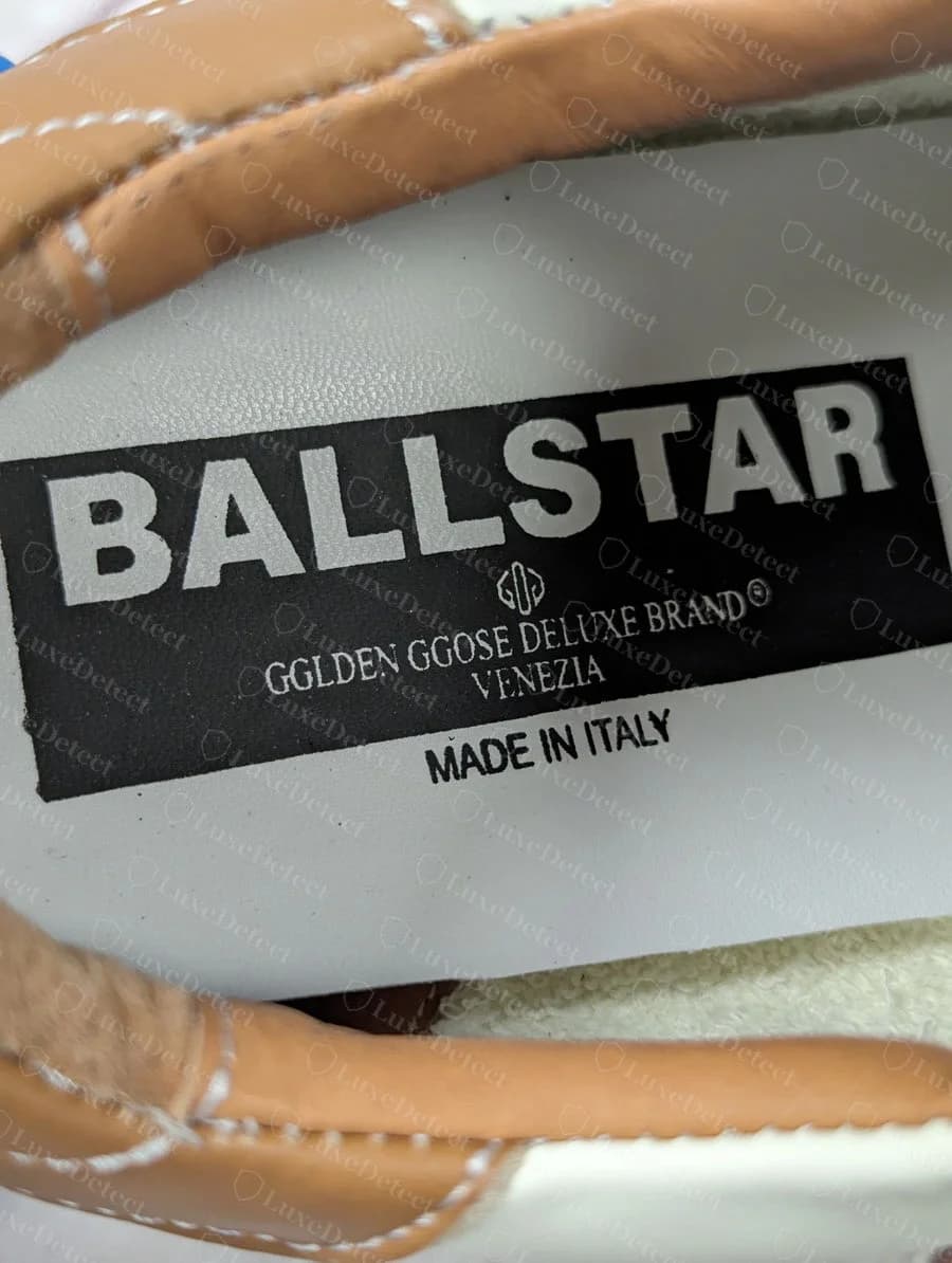Semelle intérieure Golden Goose Ball Star contrefaite : l'inscription de marque est mal orthographiée « GGLDEN GGOSE DELUXE BRAND VENEZIA »