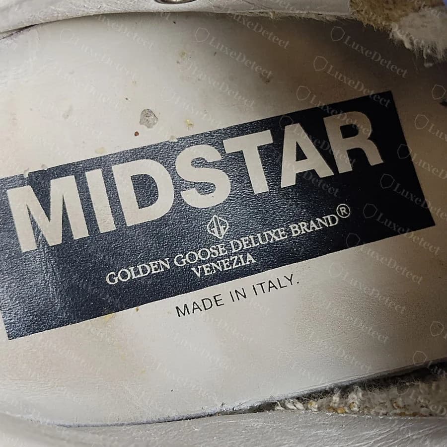 Semelle intérieure Golden Goose Mid Star authentique : l'inscription de marque indique « GOLDEN GOOSE DELUXE BRAND VENEZIA » et est correctement orthographiée sous le logo en losange