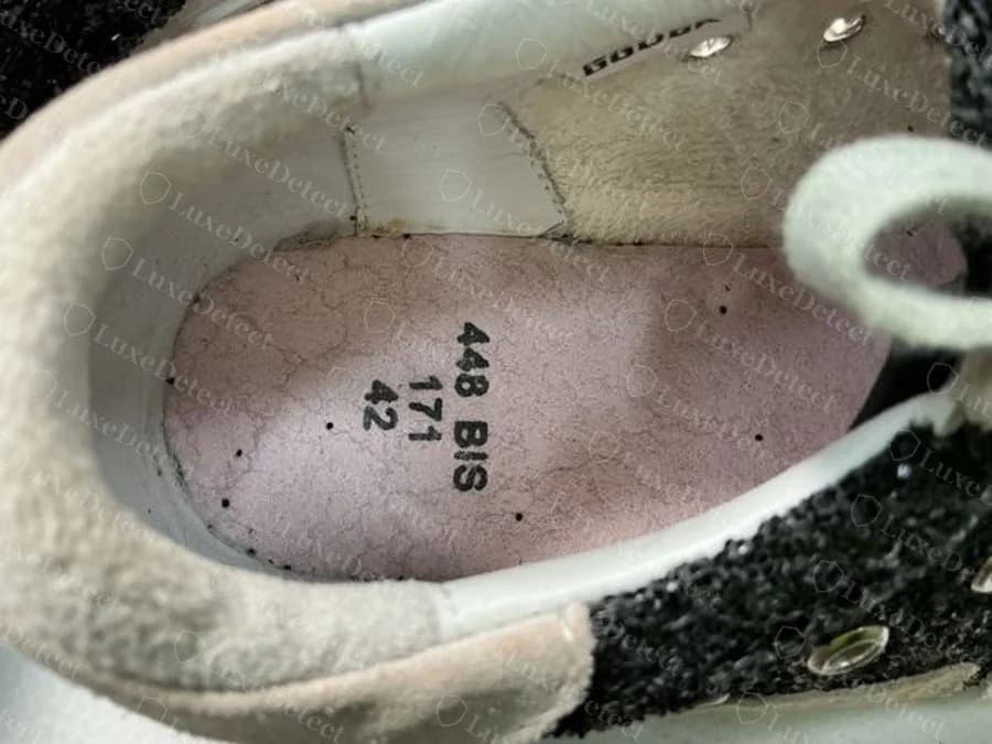 Estampille intérieure du talon Golden Goose contrefaite : trois lignes empilées « 448 BIS / 171 / 42 », un format que les paires authentiques n'utilisent pas