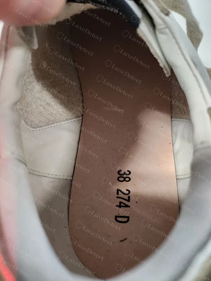 Timbro originale all’interno del tallone Golden Goose: “38 274 D” stampato sulla base sotto la soletta di una Superstar
