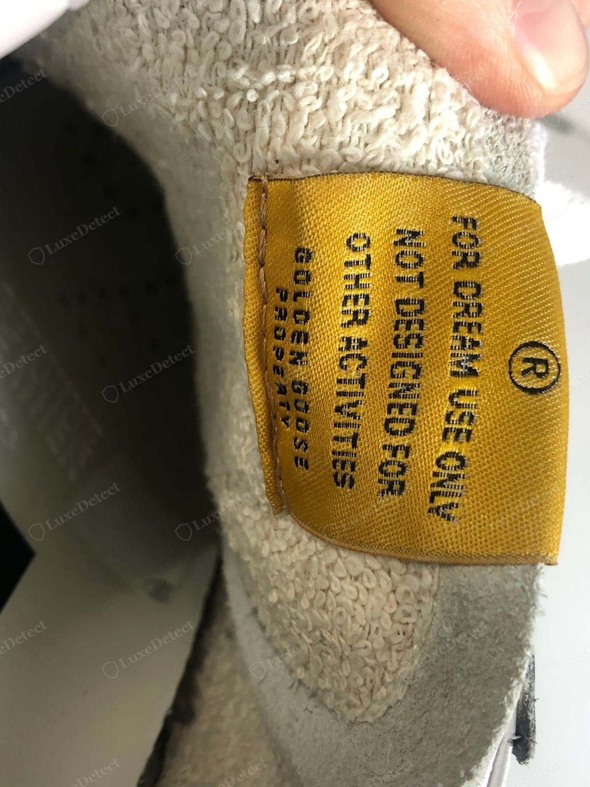 Etichetta di cura Golden Goose originale: un’etichetta tessuta gialla con la scritta “FOR DREAM USE ONLY / NOT DESIGNED FOR OTHER ACTIVITIES / GOLDEN GOOSE PROPERTY”
