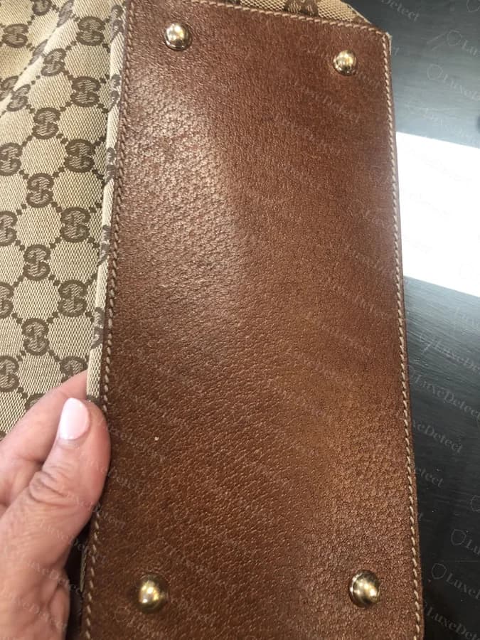 Panel de la base y patas de esquina Gucci genuinos, costuras parejas alrededor del borde y patas de remache de latón bien colocadas