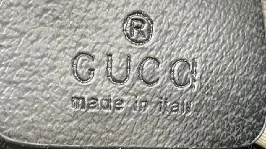 Parche falso con un GUCCI ancho y empastado en el que la última letra parece una Q y unas letras made in italy irregulares