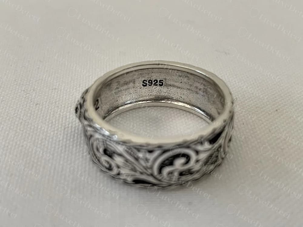 Anello Gucci contraffatto con fascia a motivo inciso, S925 punzonato all’interno, senza rombo accanto