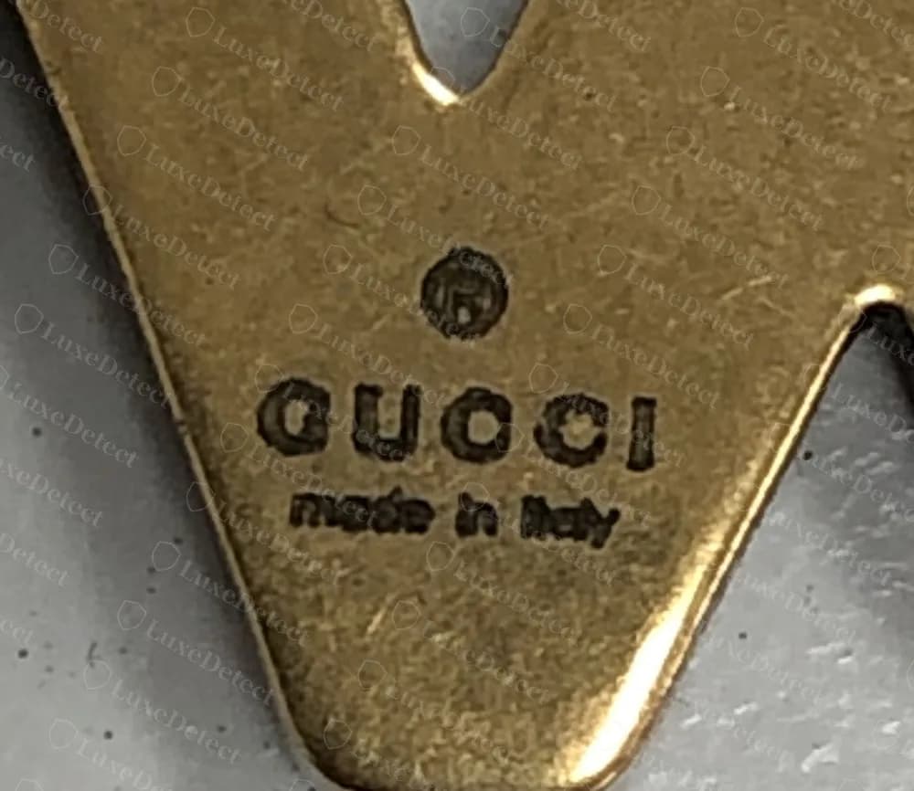 Pezzo a lettera in ottone Gucci originale con (R) GUCCI made in italy punzonato in minuscolo spaziato