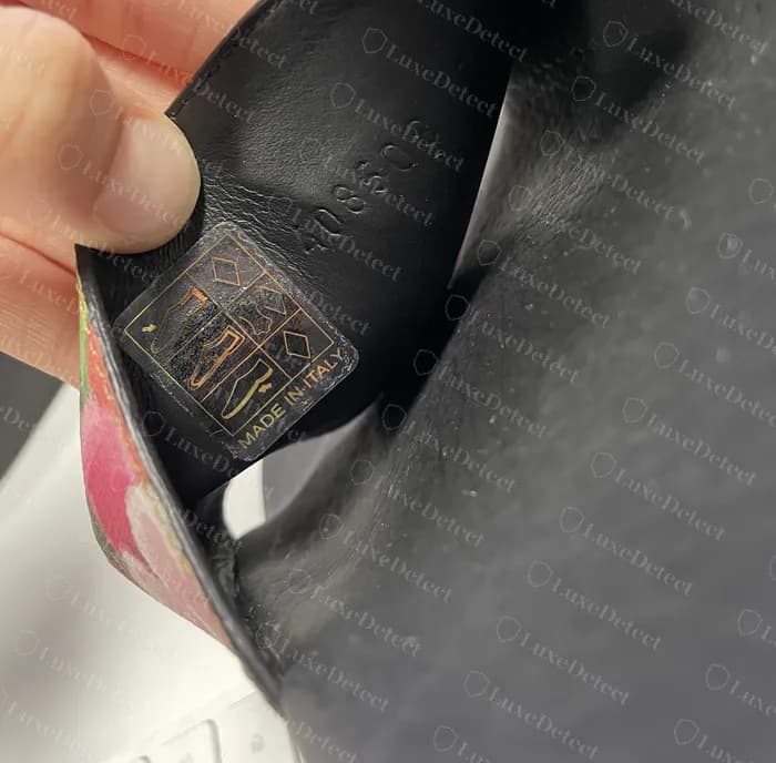 Genuine GG Blooms slide: the pressed 408508 code sits beside a small foil care label marked made in italy