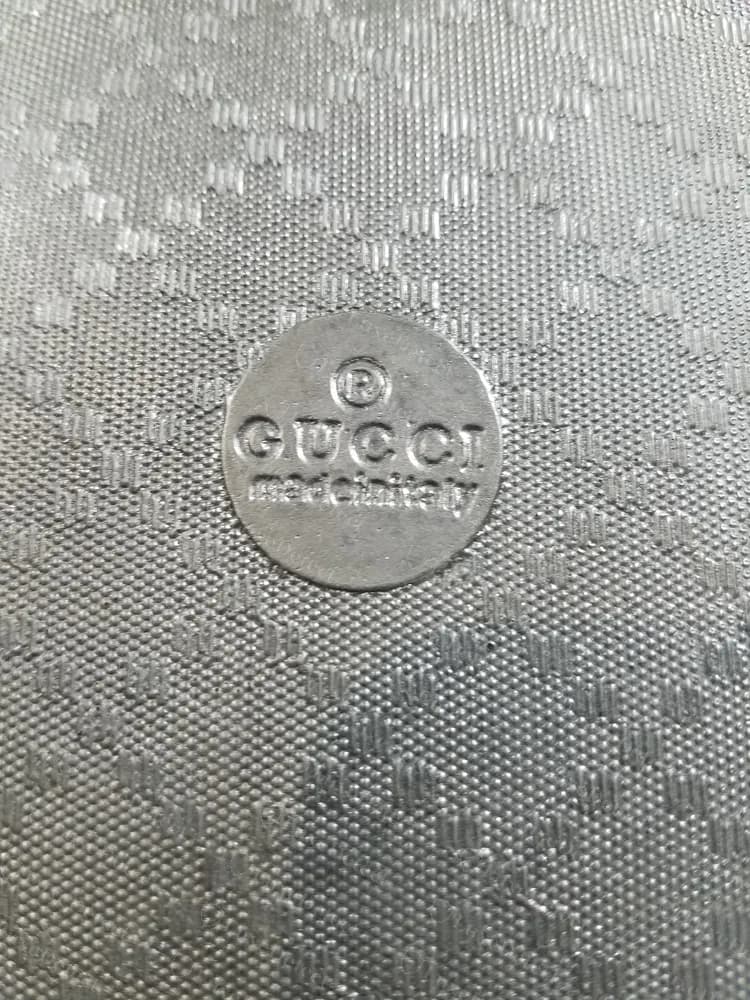 Counterfeit Web stripe slide sole: a round stamp that is hard to tell apart from the genuine one at this size