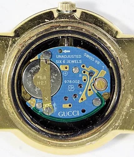 Movimiento de cuarzo suizo Gucci original con GUCCI impreso en la placa azul, unadjusted six jewels y la marca Swiss