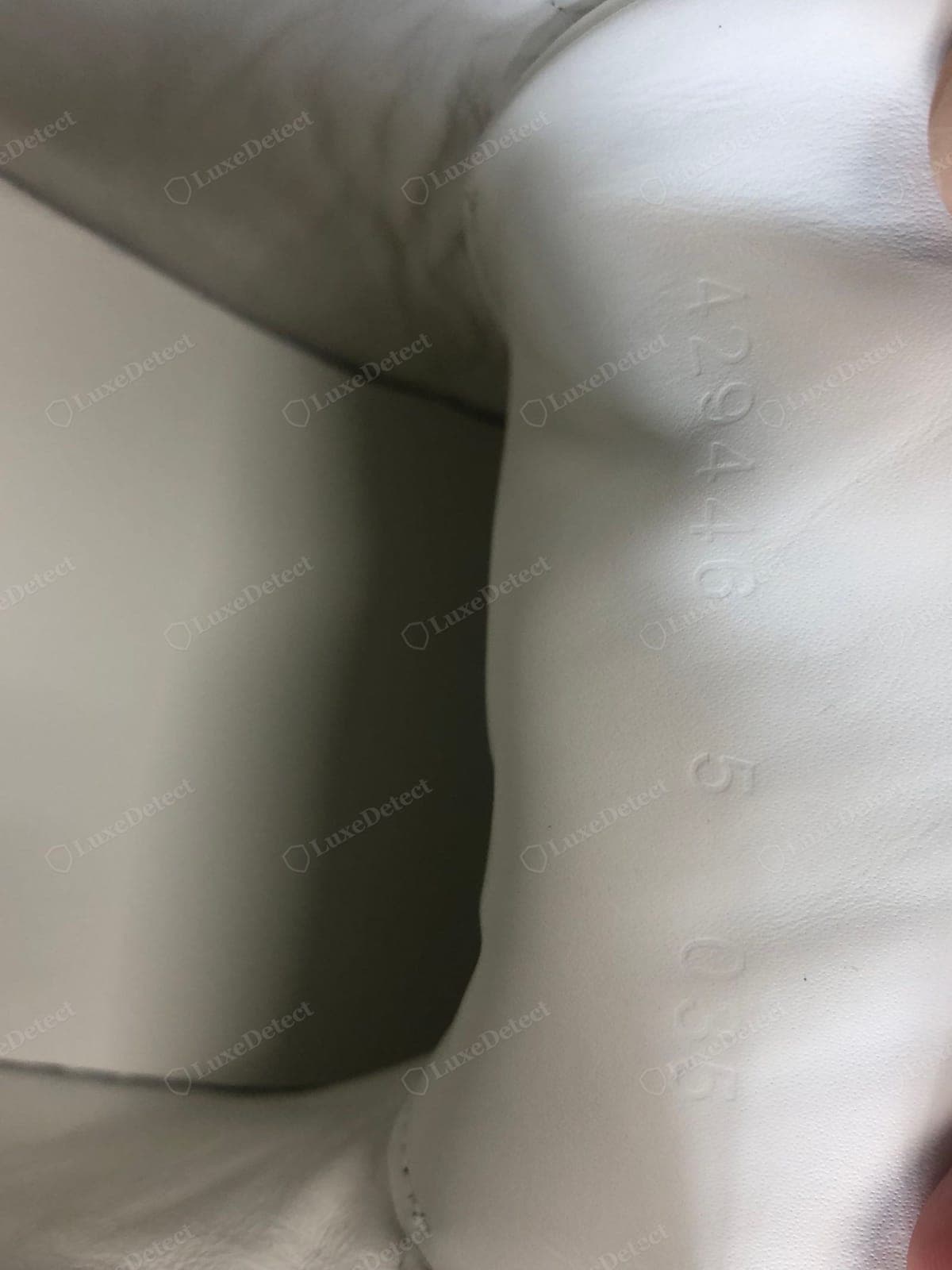 Grabado de talla y estilo de una Gucci Ace falsa: números superficiales, abultados o en una tipografía equivocada, o en un formato que Gucci no usa
