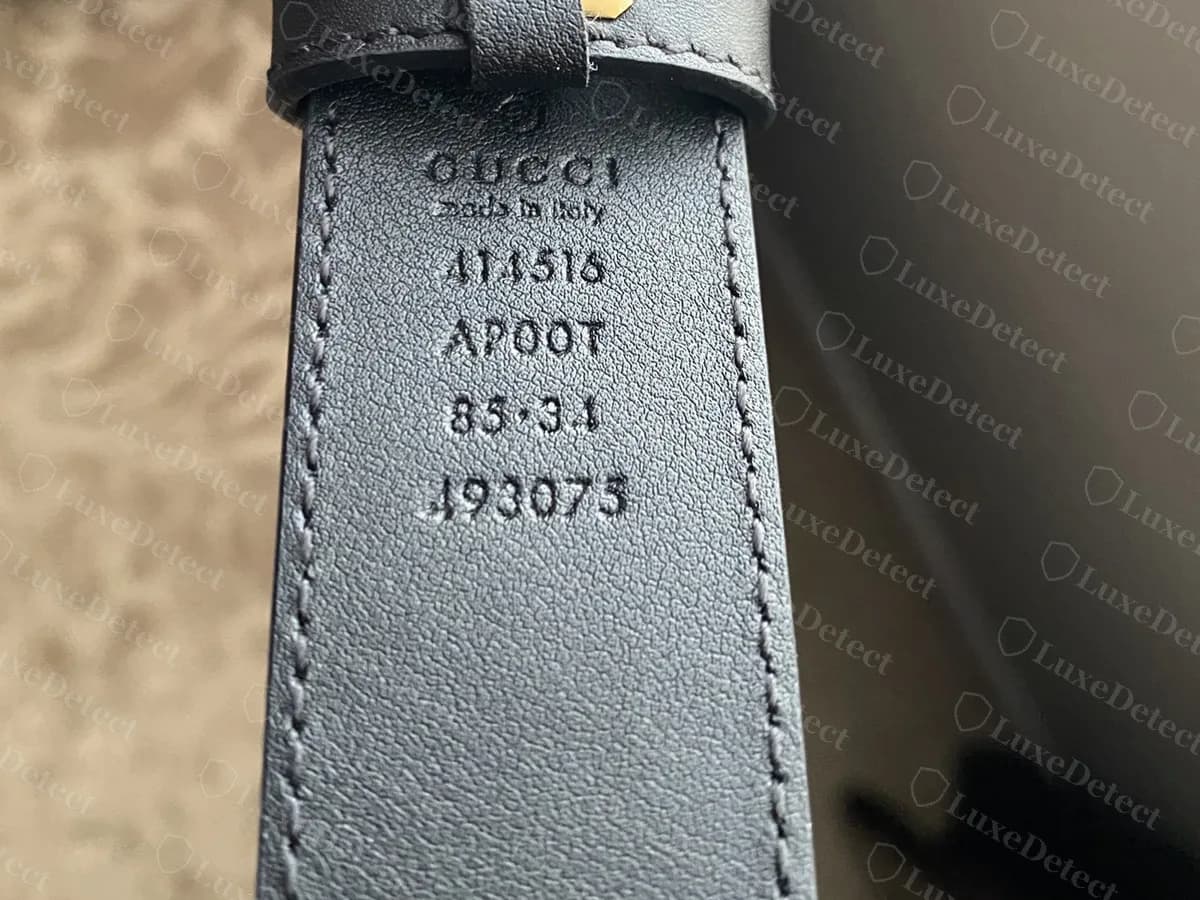 Sello de un cinturón Gucci Marmont original: marca registrada, GUCCI, made in Italy, y luego 414516, AP00T, 85·34 y 493075 en cuatro líneas